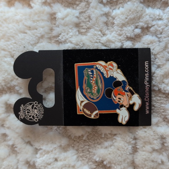 Disney Florida Gator Football Pin - Picture 1 of 3